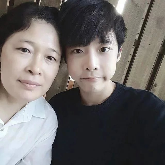 姬威毓红